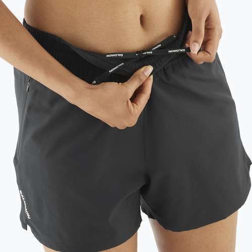 Dámské běžecké šortky Salomon SHAKEout Core 4" deep black