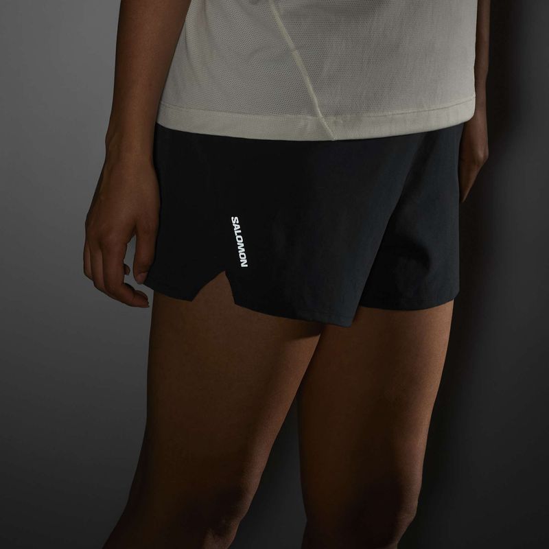 Dámské běžecké šortky Salomon SHAKEout Core 4" deep black 5